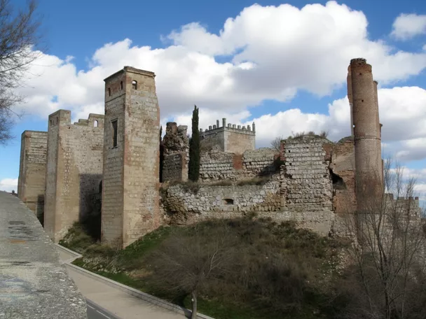 Ruinas de castillo medieval sobre una colina