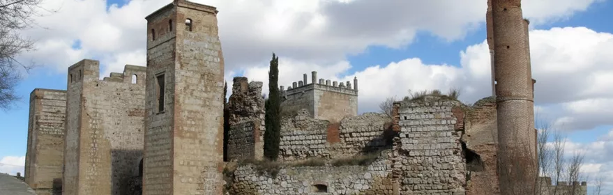 Ruinas de castillo medieval sobre una colina