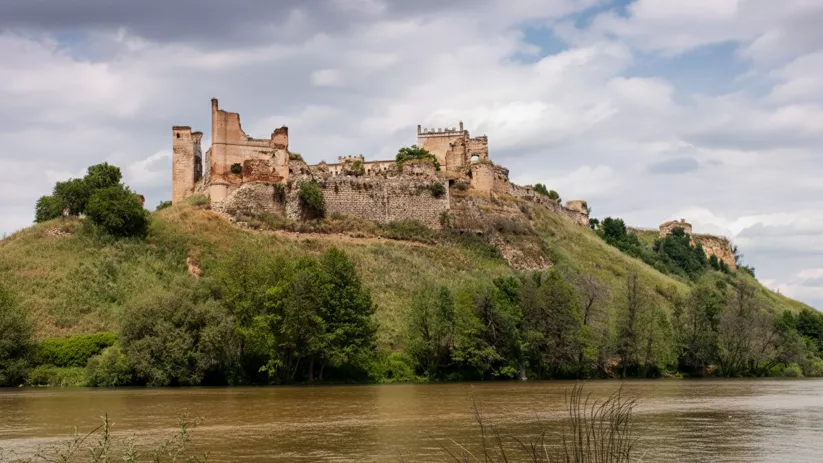 Fortaleza en lo alto de un cerro junto al río