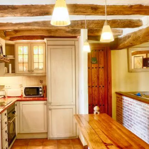 vista de la cocina provenzal de la casa rural El Abejaruco