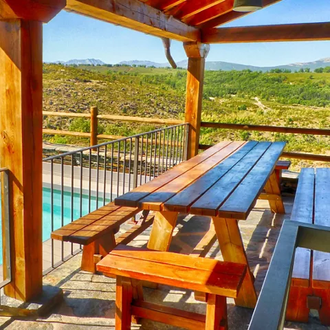 vista desde el porche de la piscina de la casa rural El Roble Hueco