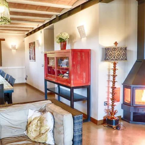 Vista parcial del salón de la casa rural El Roble Hueco con la chimenea