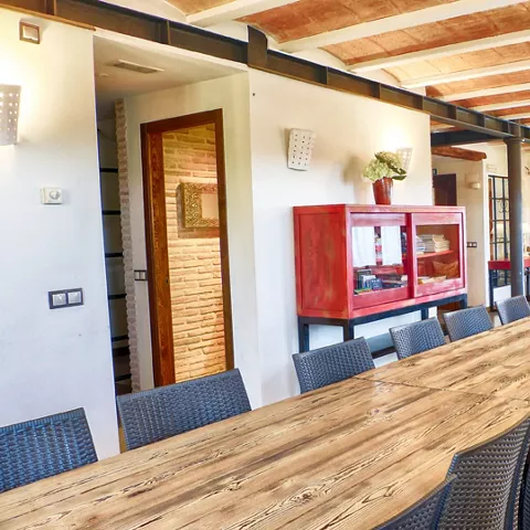 Vista de la mesa del comedor de la casa rural El Roble Hueco