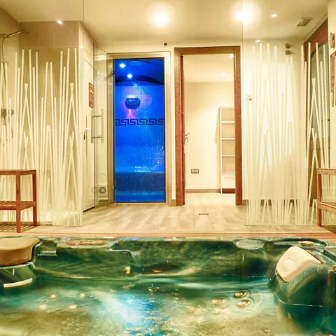 vista de la sala SPA con jacuzzi y baño turco (hamman) de la casa rural El Roble Hueco