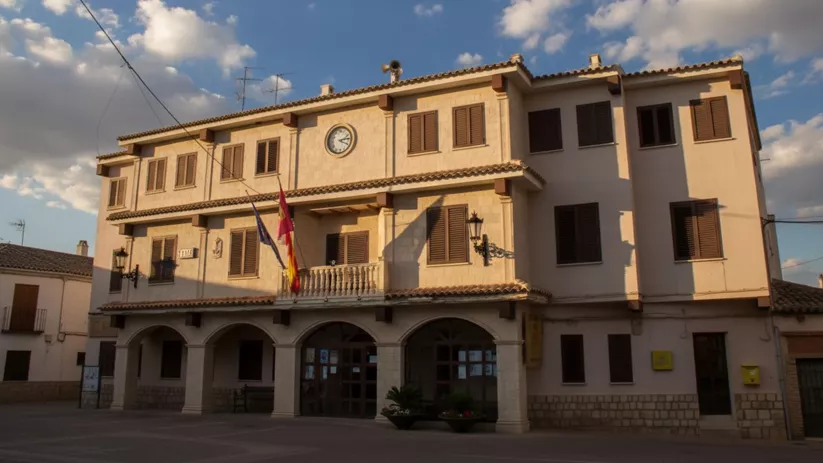 Edificio institucional en una plaza amplia y despejada.