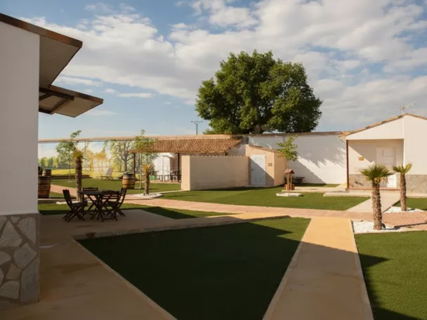 Espacio rural con patios, sombra y zonas ajardinadas.