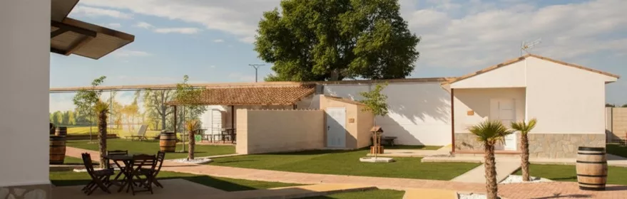 Espacio rural con patios, sombra y zonas ajardinadas.