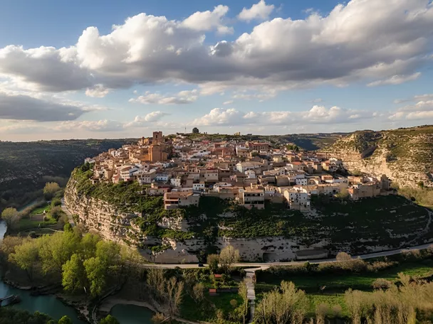 Casco urbano sobre colina junto al río