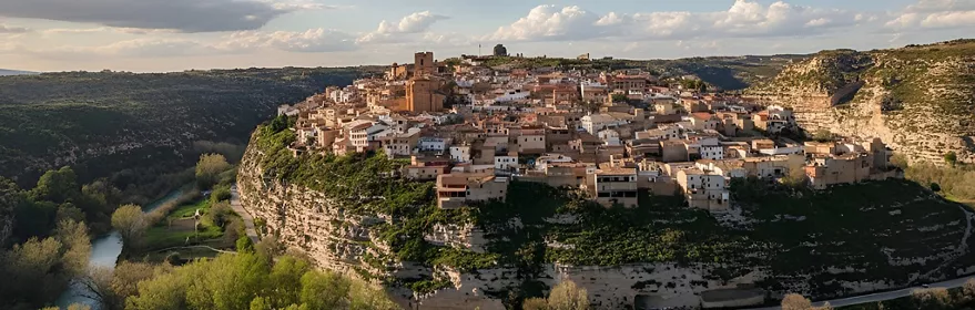 Casco urbano sobre colina junto al río