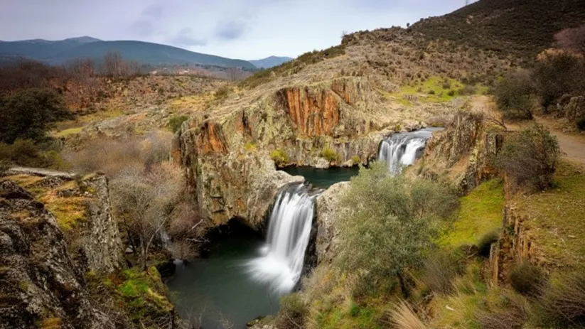 Saltos de agua sobre cañón rocoso.