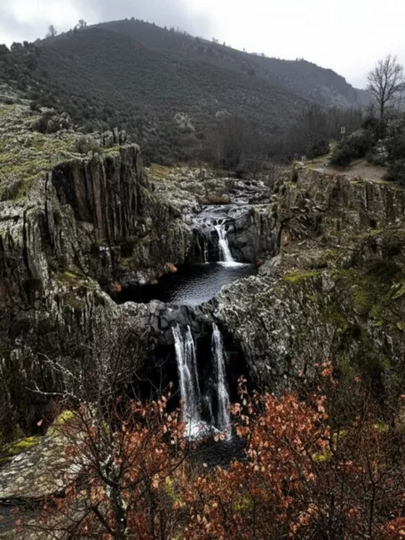 Cascadas dobles entre paredes de roca.