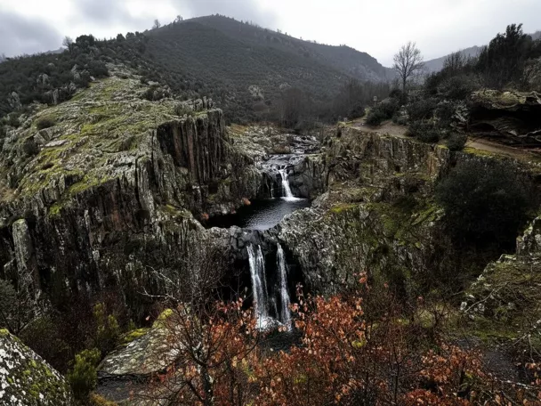 Cascadas dobles entre paredes de roca.