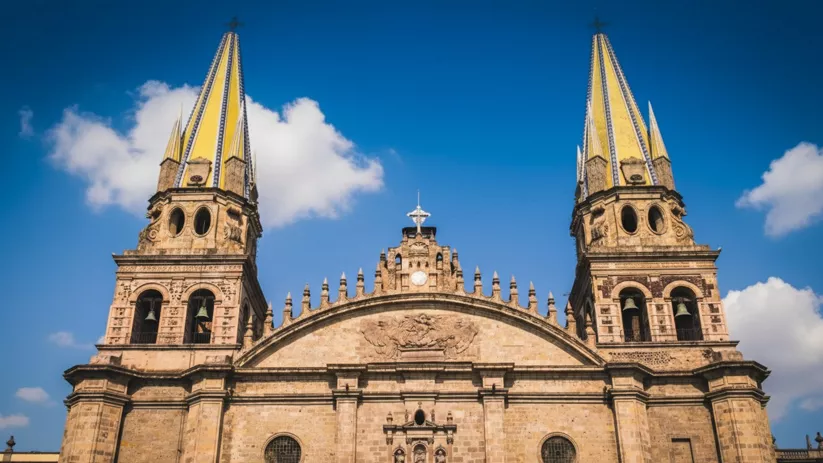 Fachada de catedral barroca con dos torres y esculturas.