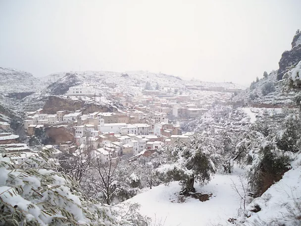Vista del pueblo de Molinicos nevado