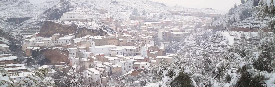 Vista del pueblo de Molinicos nevado