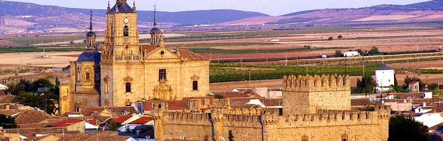 Castillo y gran iglesia de piedra sobre el casco urbano