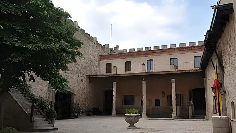 Patio interior con columnas y galería de madera