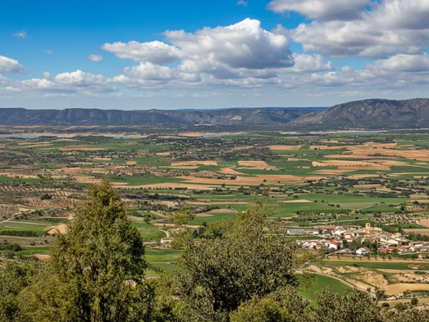 Vista panorámica de valle agrícola y sierras al fondo.