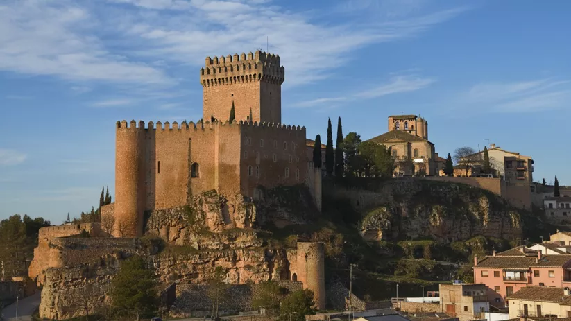 Fortaleza medieval sobre acantilado rocoso