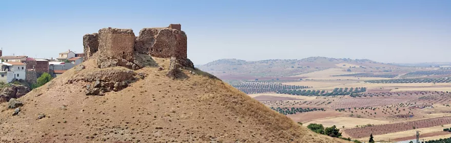 Ruinas de castillo medieval sobre colina manchega
