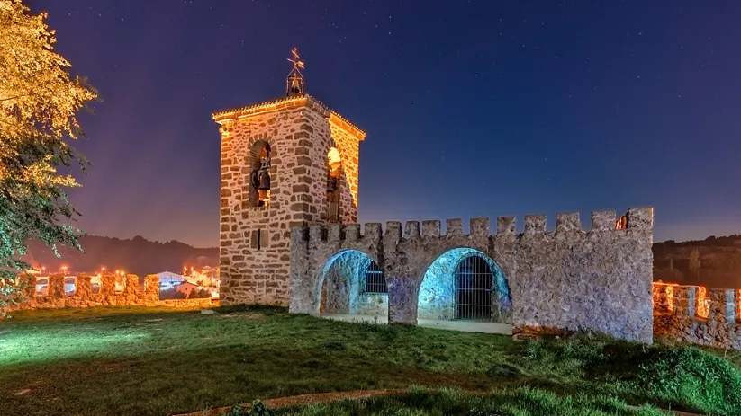 Muralla iluminada de noche
