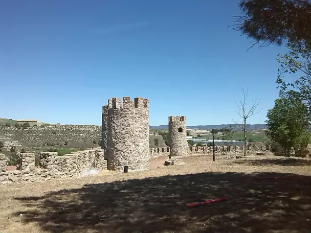 Muralla con torres de piedra
