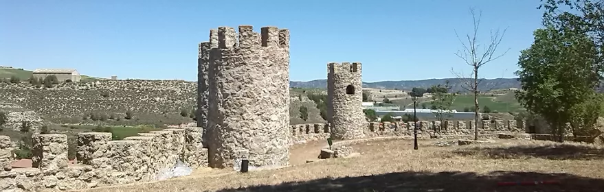 Muralla con torres de piedra