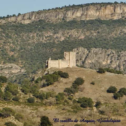 Fortaleza medieval sobre colina rocosa
