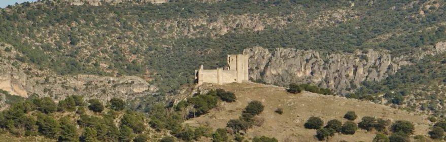 Fortaleza medieval sobre colina rocosa
