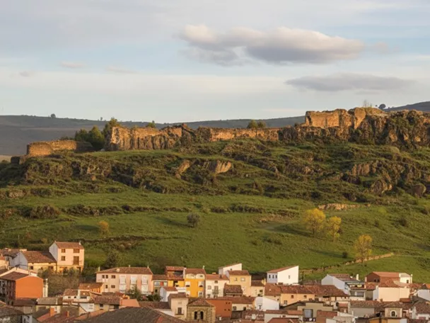 Castillo en ruinas sobre colina verde