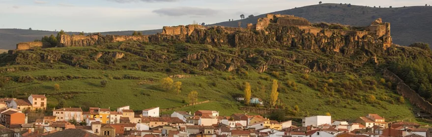 Castillo en ruinas sobre colina verde