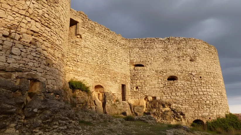 Murallas de piedra con torre circular