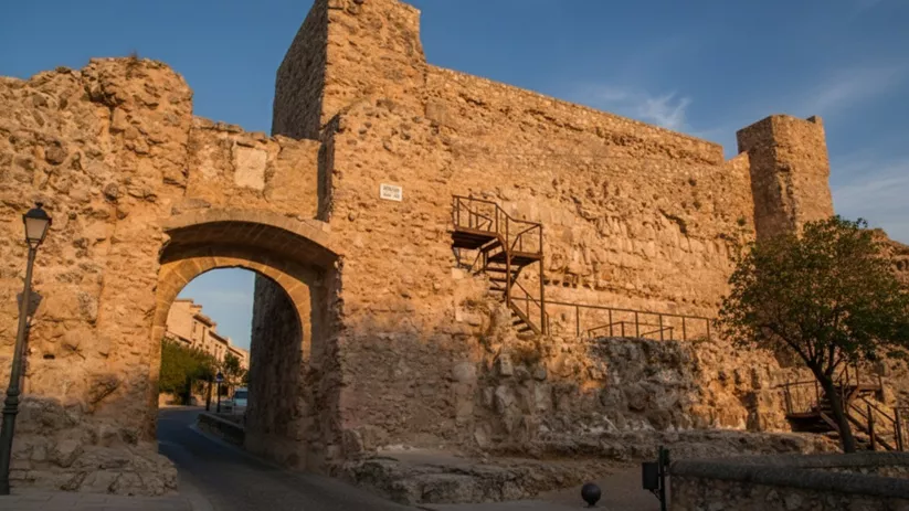 Puerta fortificada al atardecer