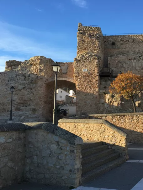 Muralla de piedra con arco de entrada