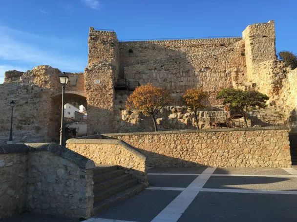 Muralla de piedra con arco de entrada