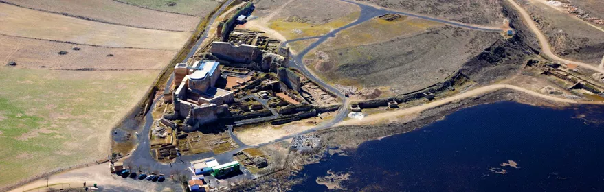 Vista aérea de fortaleza medieval junto a laguna