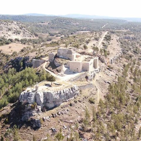 Panorámica del castillo de Rochafrida en Beteta, provincia de Cuenca