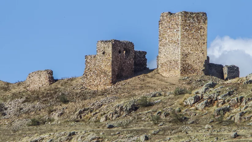 Ruinas de torres de piedra sobre una colina