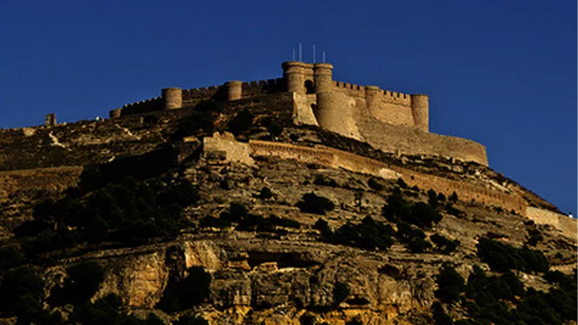 Vista aérea superior de una fortaleza rodeada por murallas y caminos