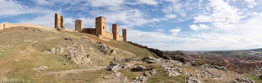 Fortaleza medieval sobre colina rocosa