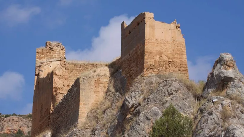 Ruinas de castillo medieval en roca.