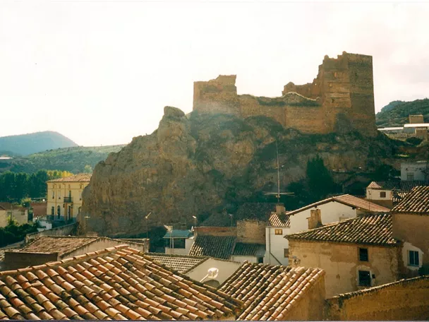 Castillo medieval sobre peña y casco urbano.