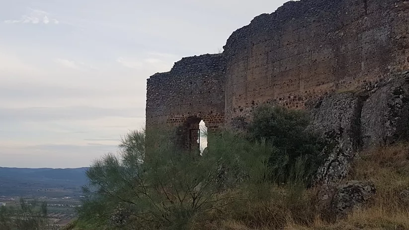Restos de una fortaleza de piedra sobre un cerro.