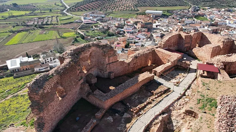 Restos de fortaleza vistos desde el interior con el pueblo al fondo