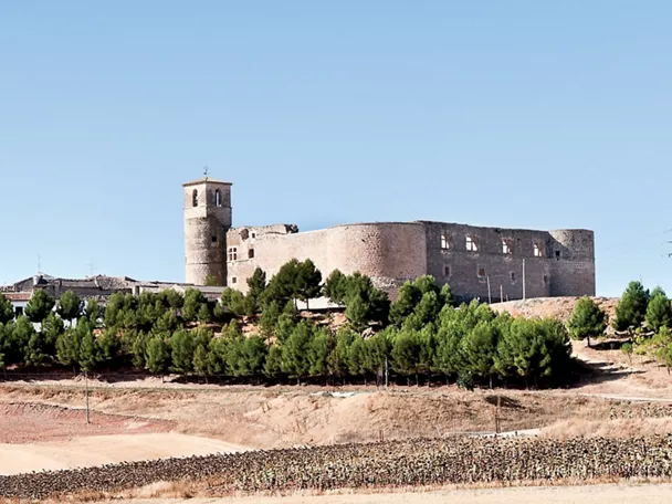 Fortaleza de piedra sobre colina