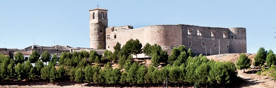 Fortaleza de piedra sobre colina