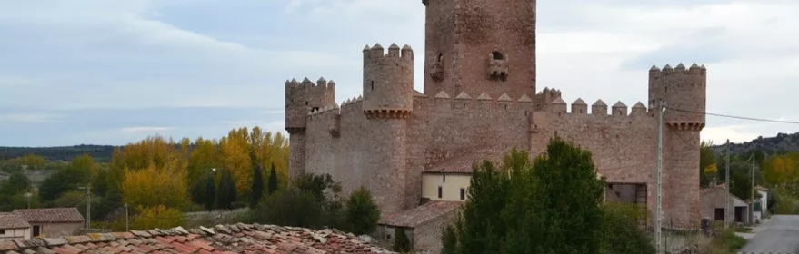Castillo medieval con torres y almenas.