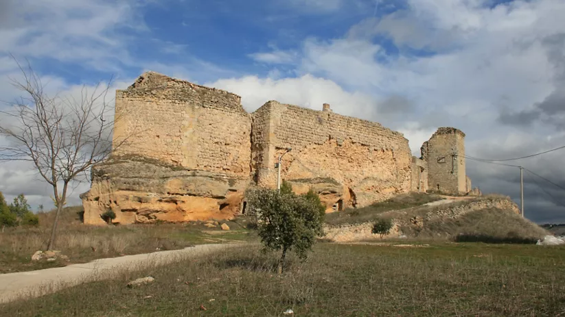 Restos de fortificación en lo alto de un cerro rocoso.