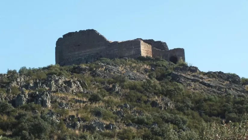 Vista cercana de murallas de piedra en lo alto del cerro