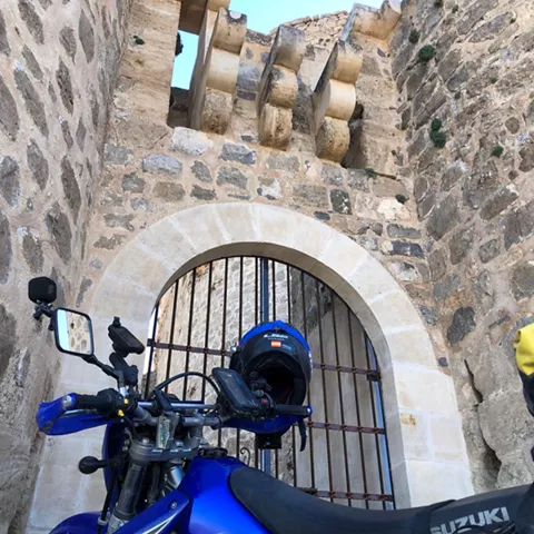 Puerta fortificada en muralla